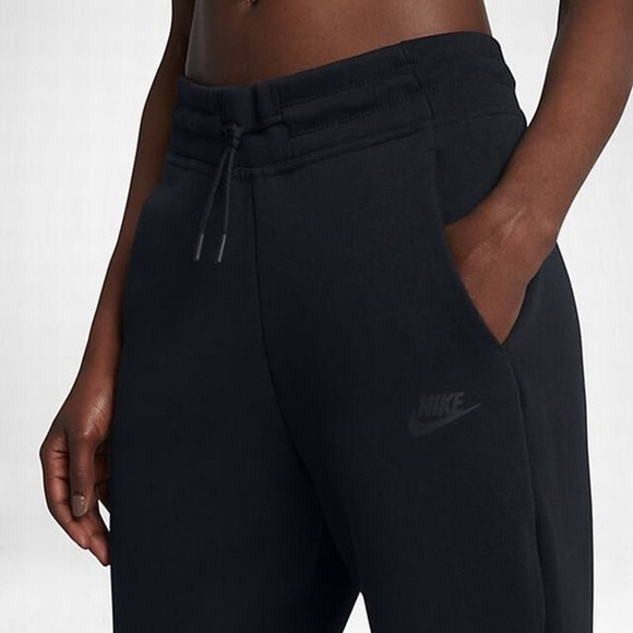 Nike Tech Fleece Capri Women SIZE -‎ XS 908824-010 - Picture 3 of 8